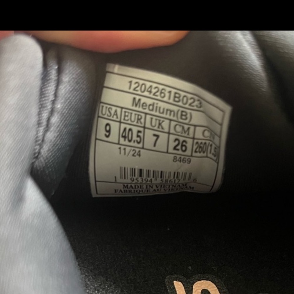 Brooks Women’s Black and White Running Shoe with Subtle Peach Accent - Picture 9 of 9